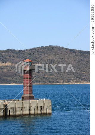 高松港（Setoshirube-Takamatsu Port Tamamo防波堤燈塔）的紅色燈塔。照片背面的島嶼是Megijima（Onigashima）。 39192086