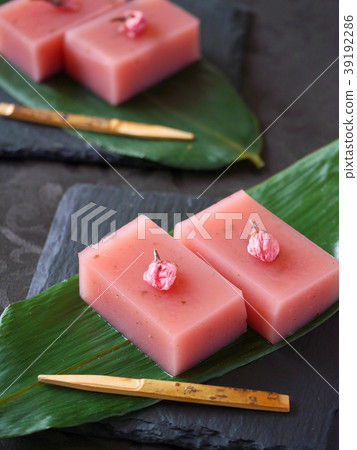 Sakura water sheep cocoon leaf arrangement slate black background (high angle 39192286