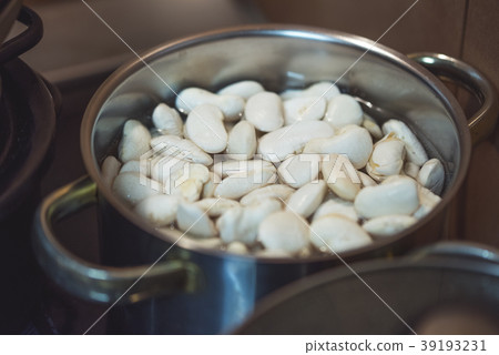 Raw bean in iron pot filed up with water Raw bean in iron pot filed up with water 39193231