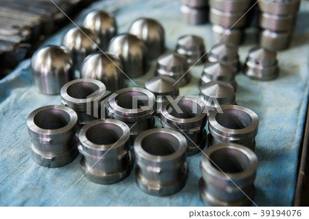 metal cylindrical parts after machining on the metal cylindrical parts after machining on the 39194076