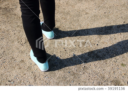 走在土路面上的女性腳 39195136