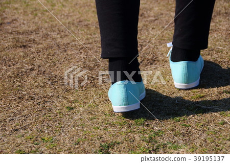 走在草的女性腳 39195137