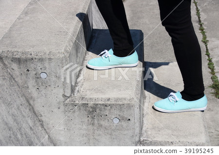 女性的腳走上樓梯。 39195245