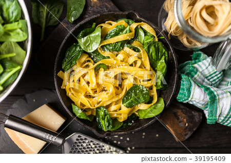 Spinach tagliatelle pasta Spinach tagliatelle pasta 39195409