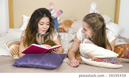 bff leisure communication girlfriends chat 39195439