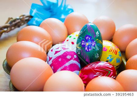 Natural and hand painted easter eggs on round tray 39195463