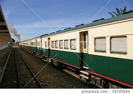 在北婆羅洲鐵路的旅遊火車 39195669