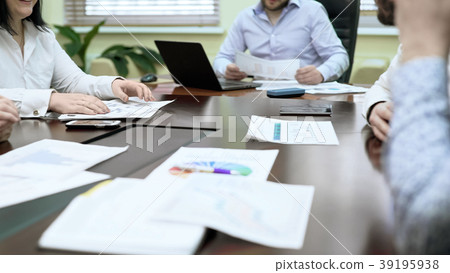 Colleagues discussing data in business meeting 39195938