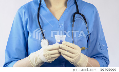 Nurse holding pills dose for ill patient, pain 39195999