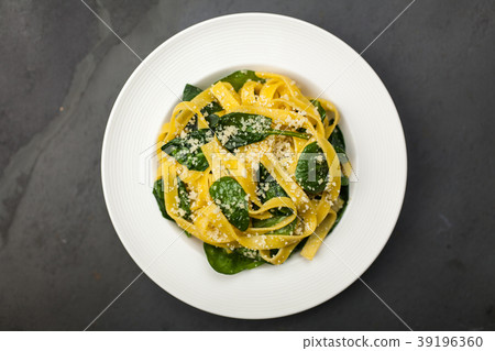 Spinach tagliatelle pasta 39196360