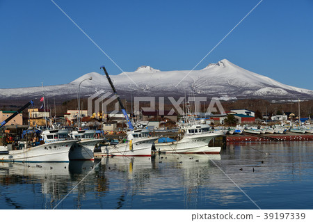 Photographing the scenery of Shikabe Port in Hokkaido Shikabe Town, Mount Sunahara, Mt. Komagatake, with the clear blue sky of early spring back Photographing the scenery of Shikabe Port in Hokkaido Shikabe Town, Mount Sunahara, Mt. Komagatake, with the clear blue sky of early spring back 39197339