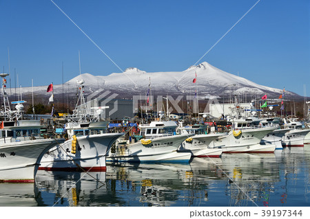 Photographing the scenery of Shikabe Port in Hokkaido Shikabe Town, Mount Sunahara, Mt. Komagatake, with the clear blue sky of early spring back 39197344