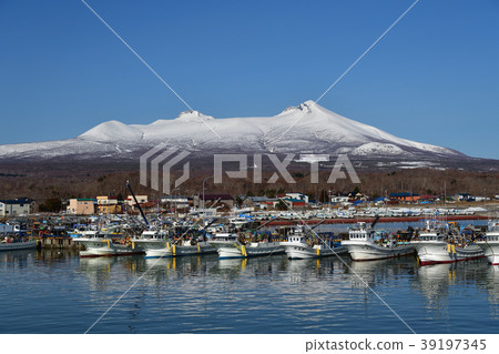 拍攝北海道Shikabe鎮，山原山，駒嶽山的Shikabe港的風景，早春的清澈藍天 39197345