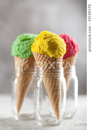 Ice cream cone 39198376