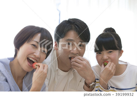 一個吃草莓的女孩 39199932