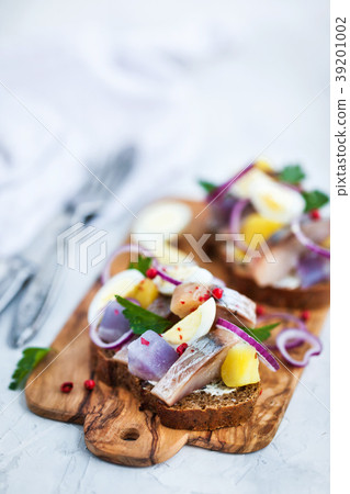 Open sandwich with herring, onion, potato and eggs 39201002