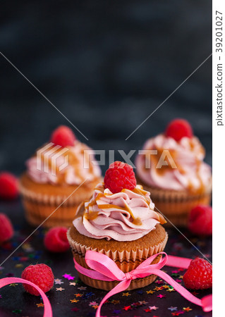 Raspberry and caramel cupcakes on dark background Raspberry and caramel cupcakes on dark background 39201027