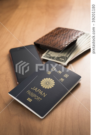 護照和美元的鈔票，智能手機和錢包 39201180