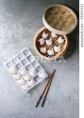 Frozen Asian steam dumplings 39201315
