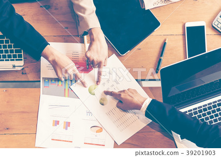 Business people meeting to discuss the situation Business people meeting to discuss the situation 39201903