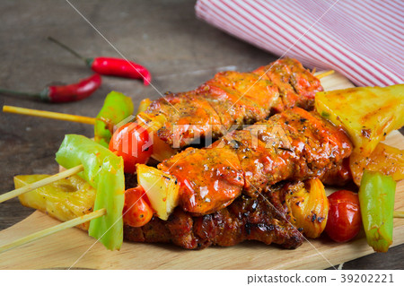 barbecue meat with tomatoes, pepper and sauce  39202221
