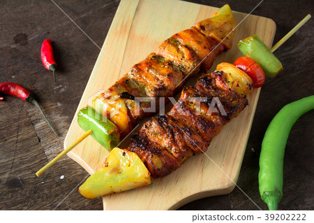 barbecue meat with tomatoes, pepper and sauce barbecue meat with tomatoes, pepper and sauce 39202222