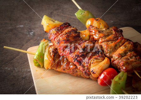 barbecue meat with tomatoes, pepper and sauce 39202223