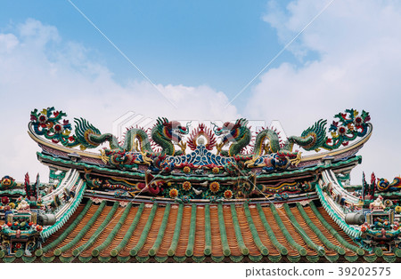 Chinese temple roof decoration with dragon Bangkok Chinese temple roof decoration with dragon Bangkok 39202575