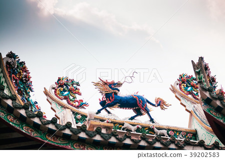 Colourful Kirin statue roof of Chinese temple 39202583