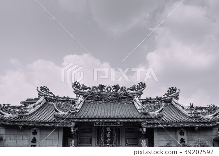 Chinese temple roof decoration with dragon Bangkok 39202592