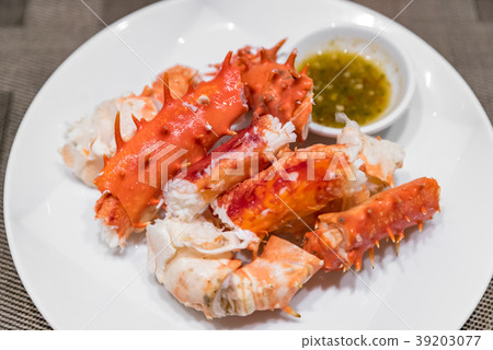 alaskan king crab and seafood on white dish with s 39203077