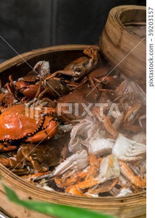 steam crab in cooking seafood steamer basket  39203157