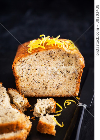Lemon and poopy seeds pound cake  39203439