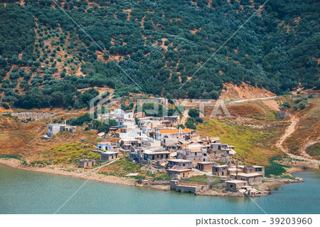 Sfendili, village near the dam of Aposelemi Sfendili, village near the dam of Aposelemi 39203960