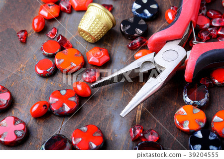 Making necklaces of glass beads. 39204555