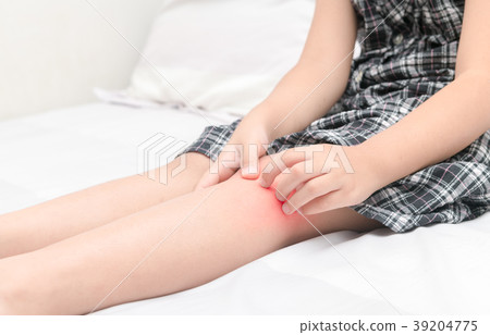 Hand scratching ,legs of little girl Hand scratching ,legs of little girl 39204775