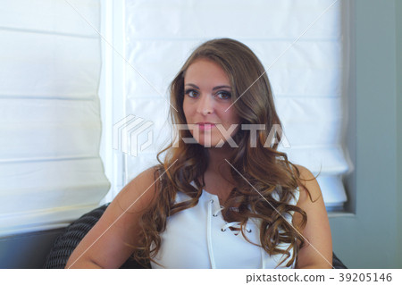 young women sitting in living room home portrait  39205146