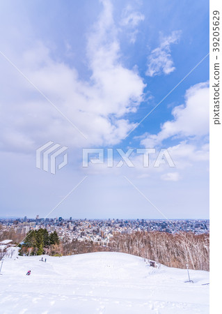 從北海道Asahiyama紀念公園的看法在冬天 從北海道Asahiyama紀念公園的看法在冬天 39205629