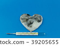 heart is black with white color and a thermometer 39205655