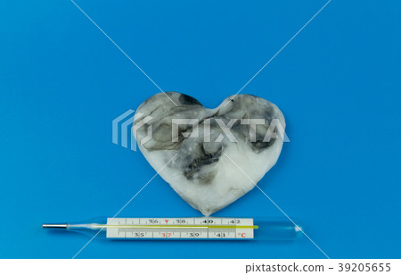 heart is black with white color and a thermometer 39205655