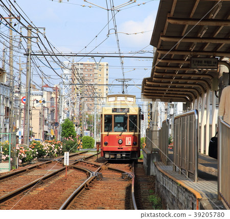 在Toden Arakawa線Arakawa車庫前面的羅斯火車 在Toden Arakawa線Arakawa車庫前面的羅斯火車 39205780