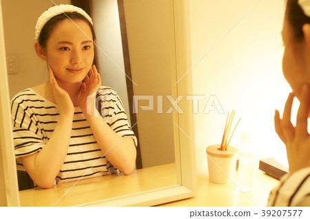 美容夜間護理年輕女子 美容夜間護理年輕女子 39207577