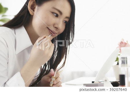 Beauty doing makeup young woman 39207640