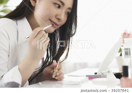 Beauty doing makeup young woman 39207641