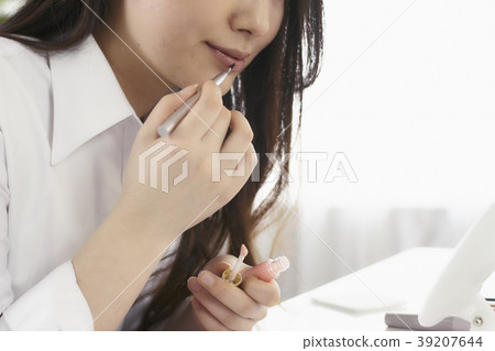 Beauty doing makeup young woman Beauty doing makeup young woman 39207644