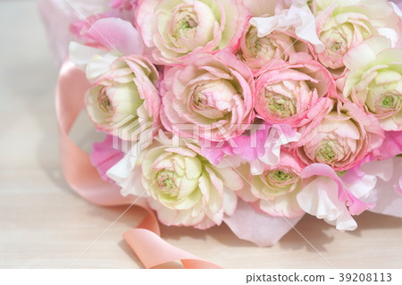Ranunculus and sweet pea Ranunculus and sweet pea 39208113