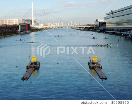 Students practicing a boat at the released Toda Racecourse 39208550