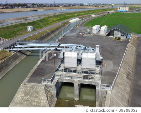 在福岡縣三山市的Yabe河沿岸設置的內陸水損害(洪水)川內排水機安裝的川內排水機站 在福岡縣三山市的Yabe河沿岸設置的內陸水損害(洪水)川內排水機安裝的川內排水機站 39209052