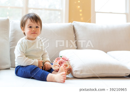 Toddler boy with spring flowers 39210965
