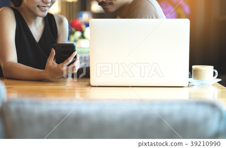 woman holding show phone screen to couple woman holding show phone screen to couple 39210990